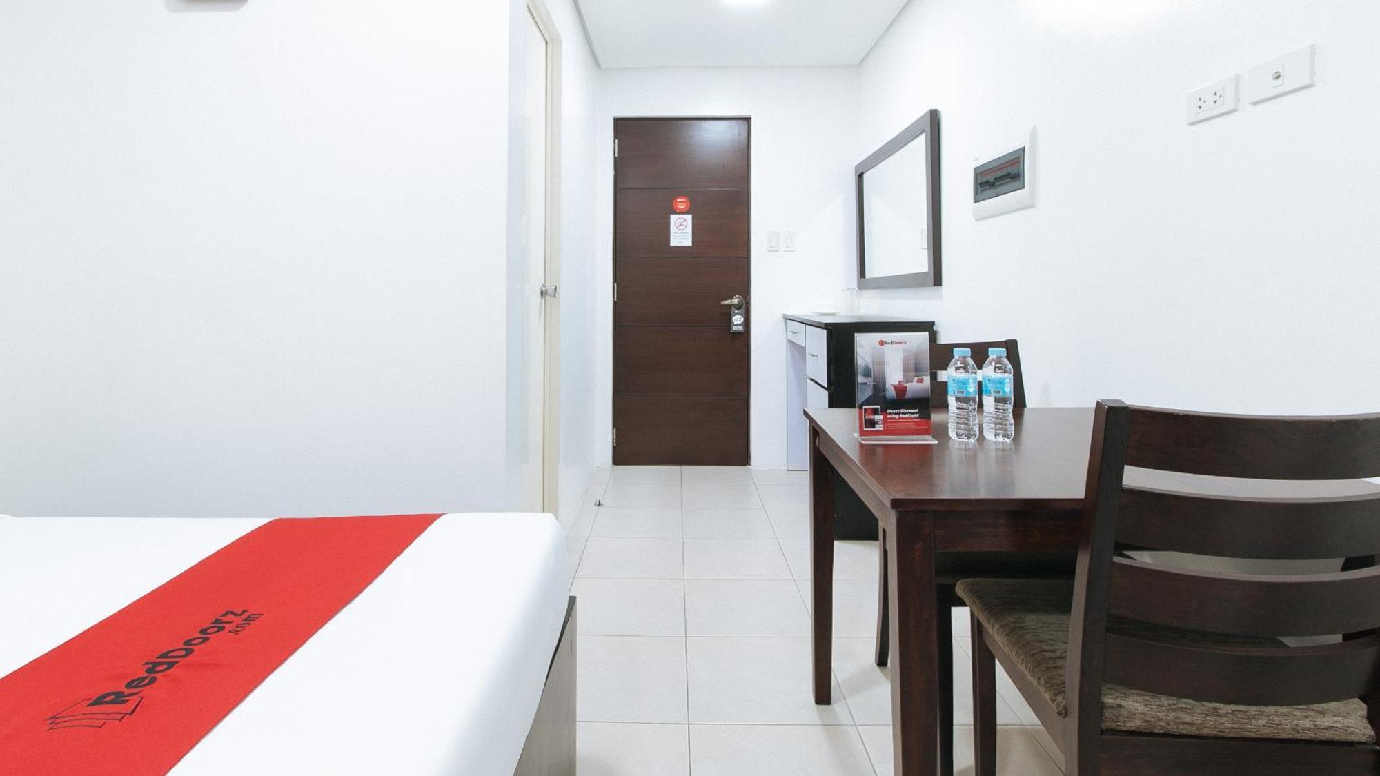 Reddoorz Plus At Evangelista Street Makati Makati City Екстериор снимка
