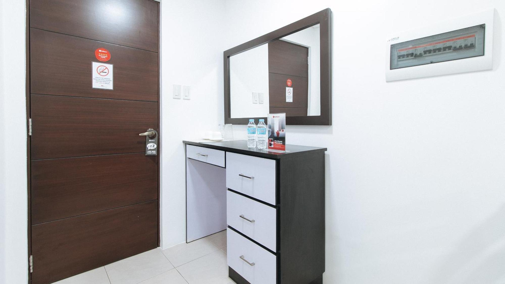 Reddoorz Plus At Evangelista Street Makati Makati City Екстериор снимка