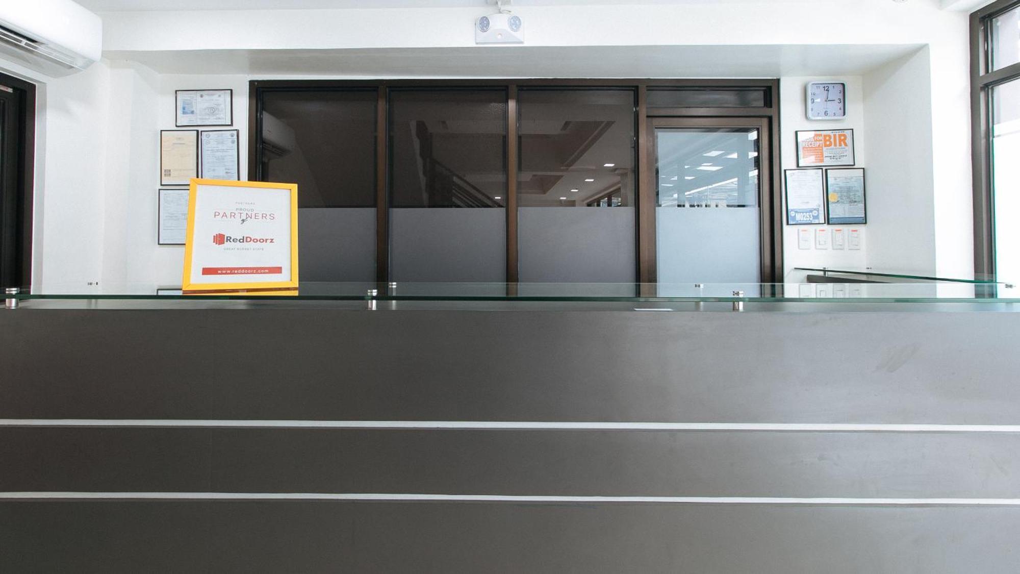 Reddoorz Plus At Evangelista Street Makati Makati City Екстериор снимка